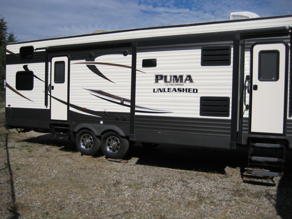 2015 Palomino Puma Unleashed 359THKS Fifth Wheel Toy Hauler.